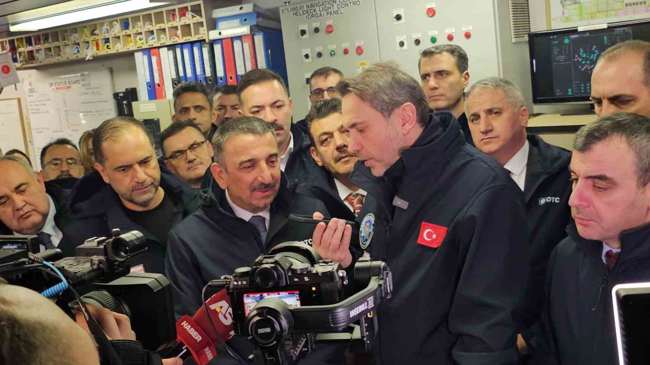 CUMHURBAŞKANI RECEP TAYYİP ERDOĞAN, TELEFON BAĞLANTISI İLE FİLYOS LİMANI’NA DEMİRLİ YAVUZ SONDAJ...