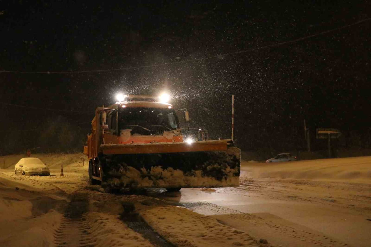 D-100 KARA YOLUNUN  BOLU DAĞI GEÇİŞİNDE KAR YAĞIŞI DEVAM EDİYOR. YEŞİL ALANLARDA KAR KALINLIĞI 30...