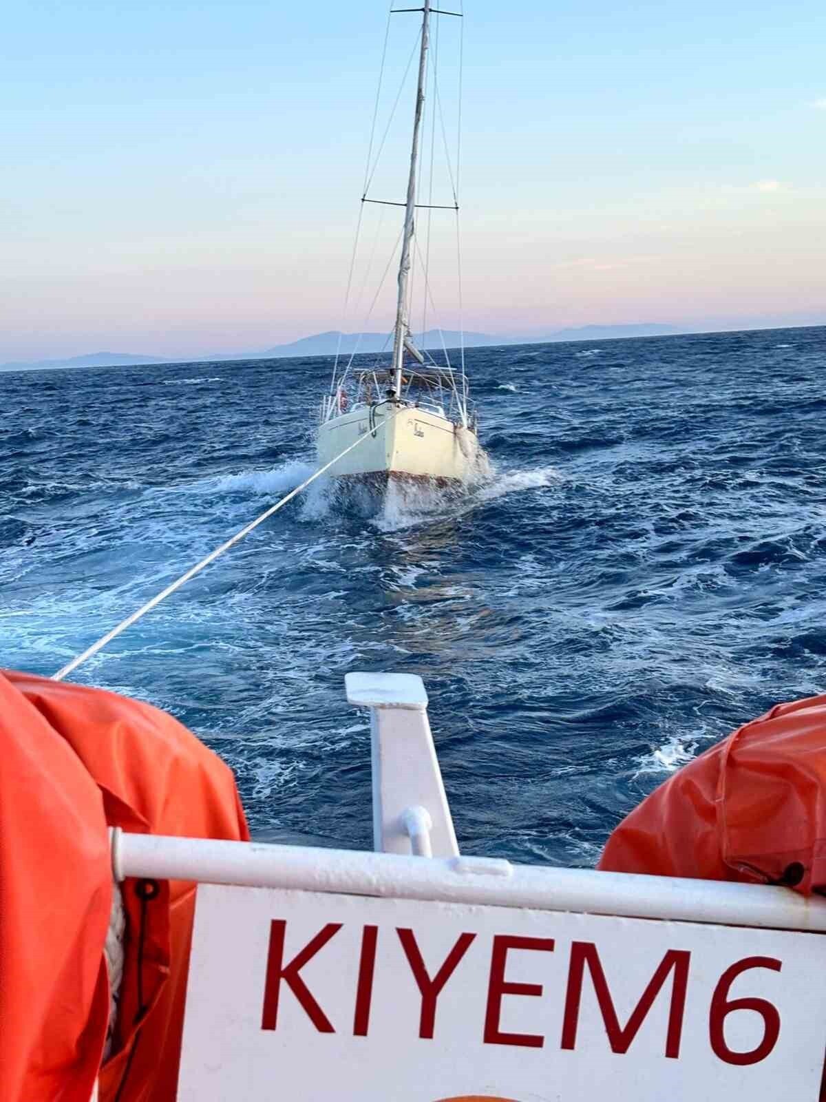 DATÇA AÇIKLARINDA SÜRÜKLENEN YELKENLİ TEKNE KURTARILDI