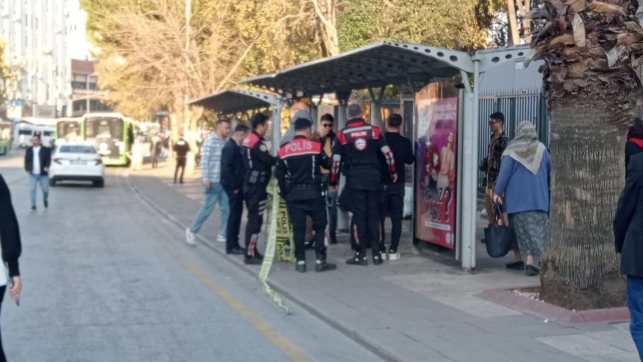 DENİZLİ'DE BİR OTOBÜS DURAĞINDA BIRAKILAN SAHİPSİZ ÇANTA NEDENİYLE BOMBA PANİĞİ YAŞANDI. POLİS...