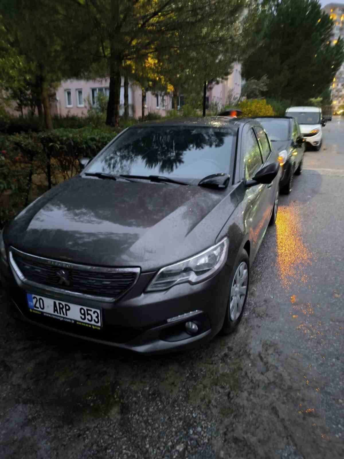 DENİZLİ'DE MEYDANA GELEN OLAYDA AVUKAT OLDUĞU BELİRTİLEN BİR ŞAHIS TARAFINDAN 40 ARACA ZARAR...