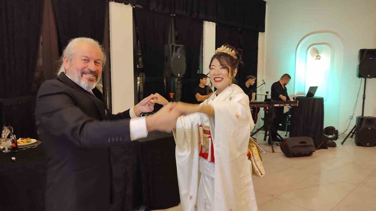 DENİZLİ'DE RESSAM GÜRCAN EKİCİ'NİN OĞLU ERKİN EKİCİ, JAPON MATEMATİK ÖĞRETMENİ EŞİ TOMOMİ MİYAİ...