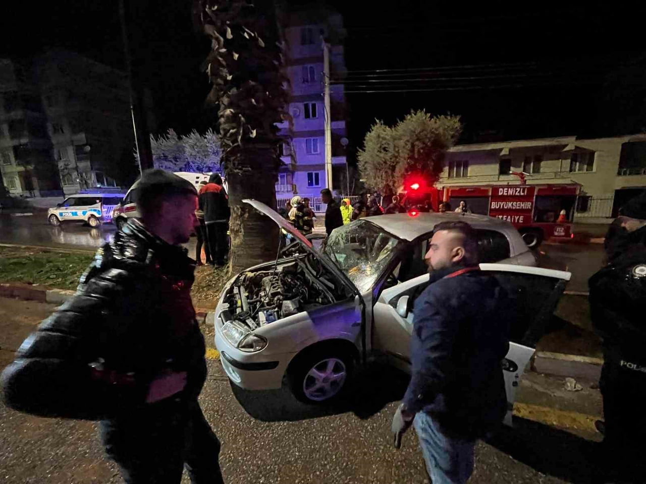 DENİZLİ'NİN BULDAN İLÇESİNDE YAĞIŞ NEDENİYLE KAYGANLAŞAN YOLDA OTOMOBİLİN REFÜJE ÇIKTIĞI KAZA UCUZ...