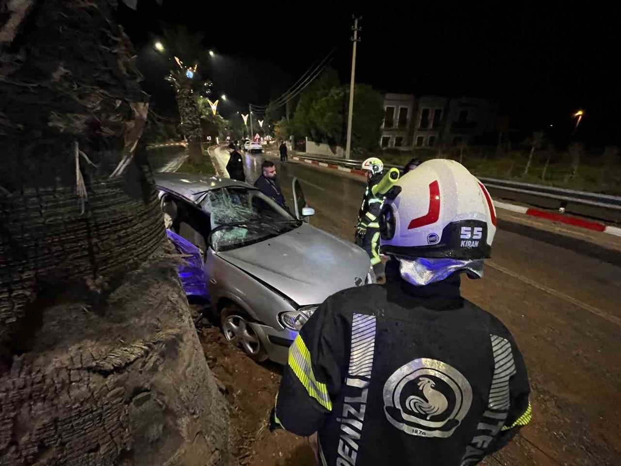 DENİZLİ'NİN BULDAN İLÇESİNDE YAĞIŞ NEDENİYLE KAYGANLAŞAN YOLDA OTOMOBİLİN REFÜJE ÇIKTIĞI KAZA UCUZ...