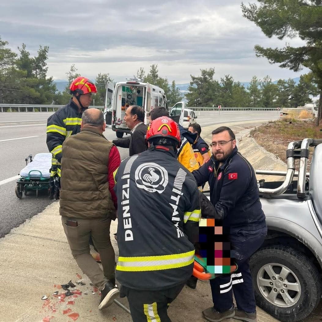 DENİZLİ'NİN KALE İLÇESİNDE YOLDAN ÇIKAN OTOMOBİL AĞACA ÇARPARAK DURABİLDİ. KAZADA ARAÇTA BULUNAN 2...