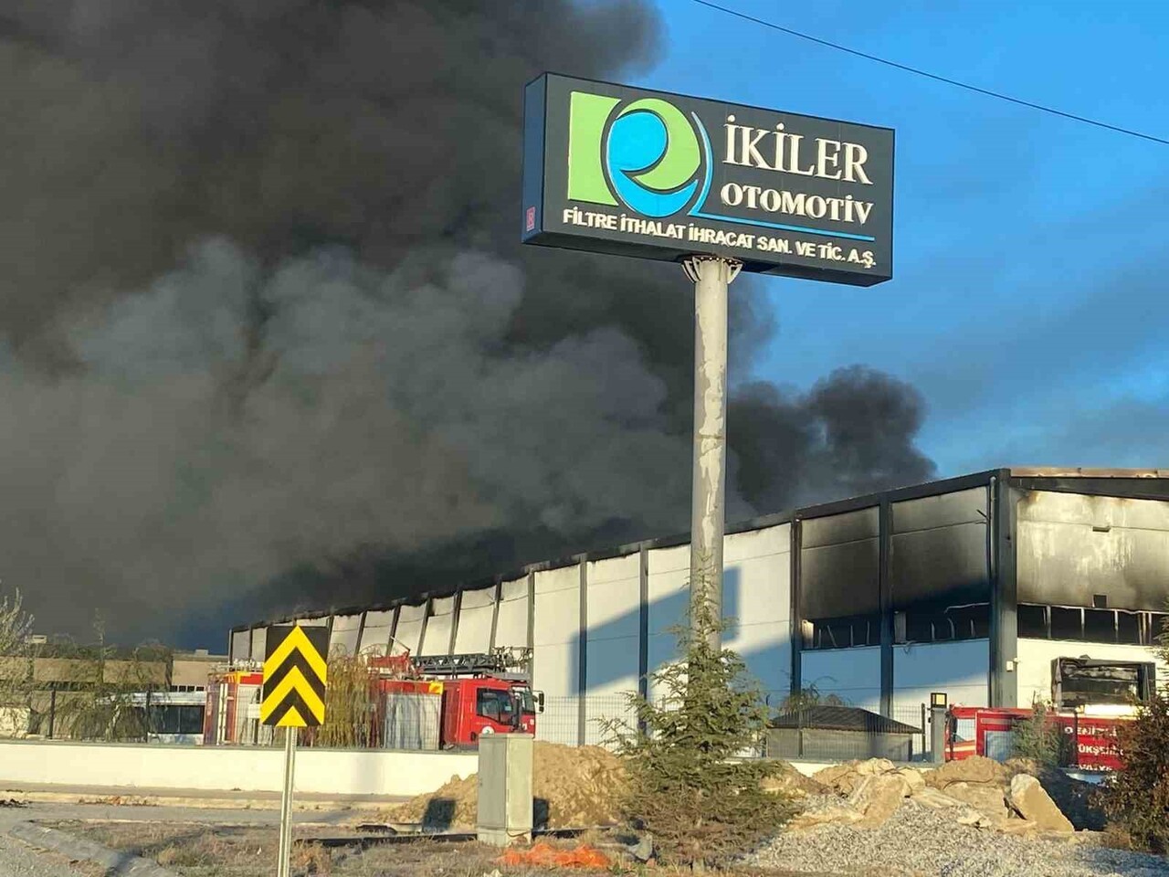 DENİZLİ’DE BİR ORGANİZE SANAYİ BÖLGESİNDE FİLTRE ÜRETİMİ YAPAN FABRİKADA YANGIN ÇIKTI. GÖKYÜZÜNÜ...
