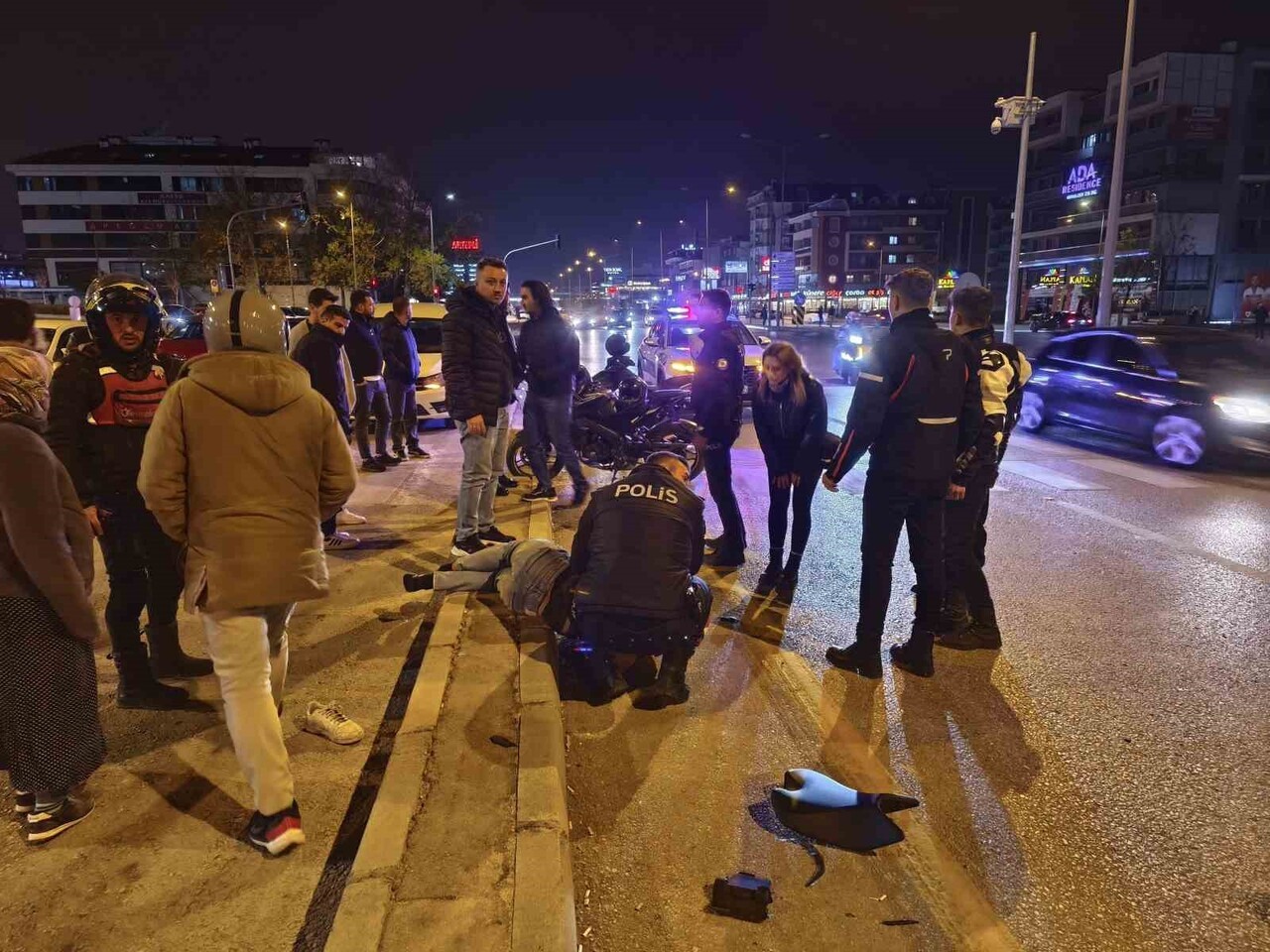 DENİZLİ’DE DİREKSİYON HAKİMİYETİNİ KAYBEDEN MOTOSİKLET SÜRÜCÜSÜ YÖN TABELASINA ÇARPTI. ÇAPMANIN...