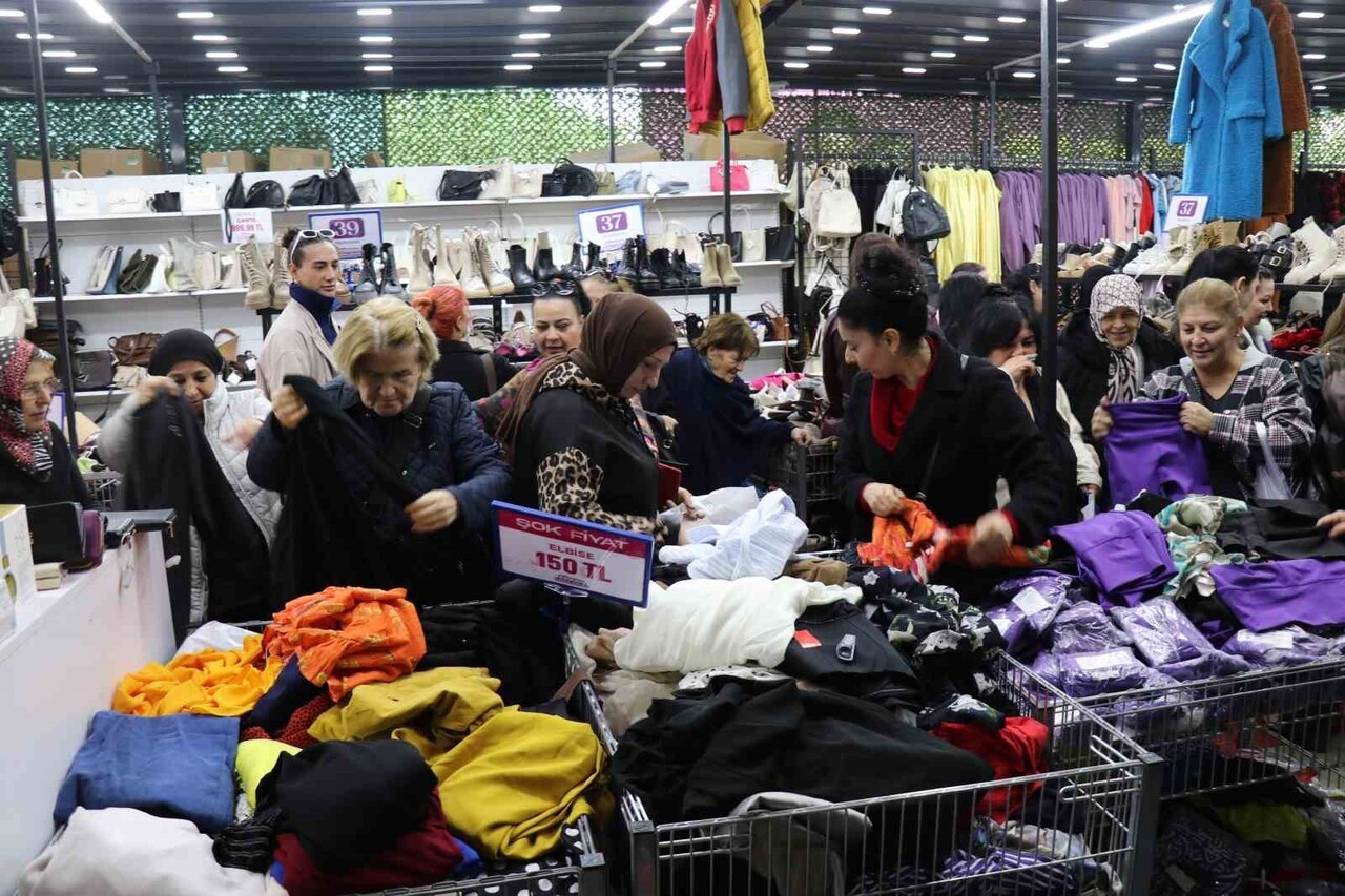 DENİZLİ’DE HAFTANIN 4 GÜNÜ AÇIK OLAN CİNKAYA ALIŞVERİŞ MERKEZİ DÜNYACA ÜNLÜ MARKALARIN ÜRETİM...