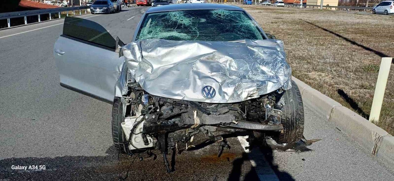 DENİZLİ’DE KAVŞAKTA ÇARPIŞAN OTOMOBİLLERDEN BİRİ TAKLA ATARAK YOL KENARINA SAVRULURKEN, DİĞER İSE...