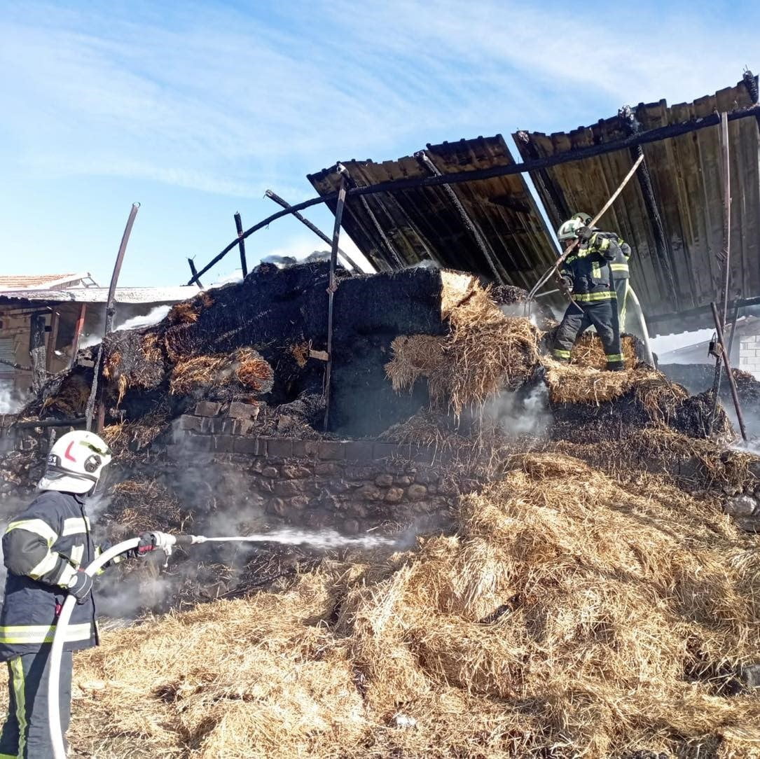 DENİZLİ’DE SAMANLIKTA ÇIKAN YANGIN PANİĞE NEDEN OLDU. KISA SÜREDE KONTROL ALTINA ALINAN YANGININ...