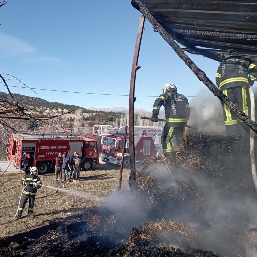 DENİZLİ’DE SAMANLIKTA ÇIKAN YANGIN PANİĞE NEDEN OLDU. KISA SÜREDE KONTROL ALTINA ALINAN YANGININ...