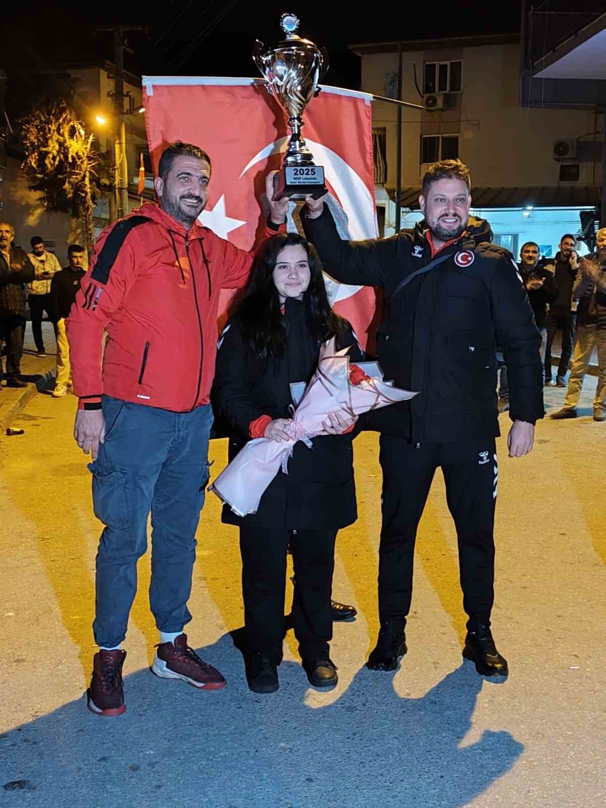 DENİZLİLİ MİLLİ DARTÇI ZEHRA GEMİ, İNGİLTERE'DE DÜZENLENEN WDF KIZLAR DÜNYA DART ŞAMPİYONASI'NDA...