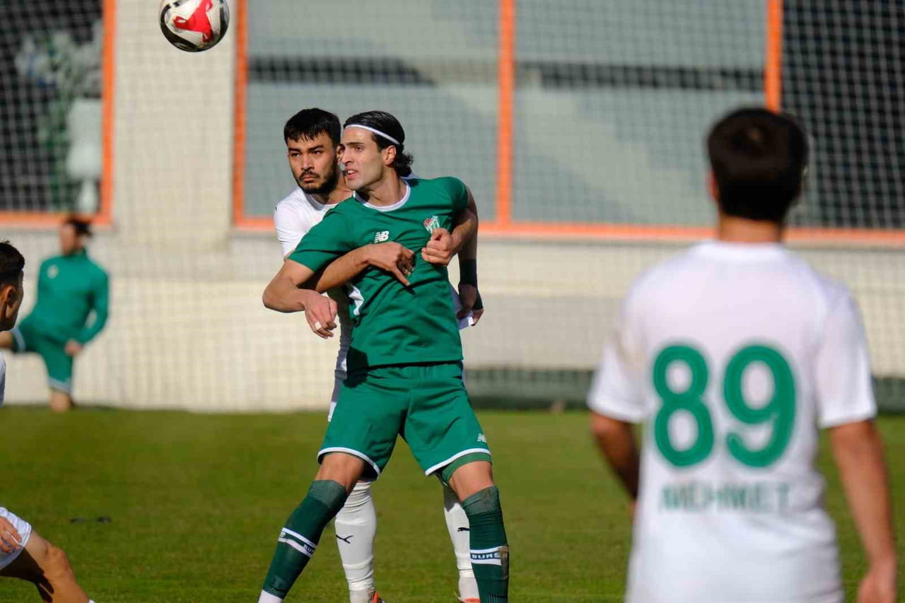 DEVRE ARASI HAZIRLIKLARINI SÜRDÜREN BURSASPOR, PİLOT TAKIMI NİLÜFER FK İLE OYNADIĞI ANTRENMAN...