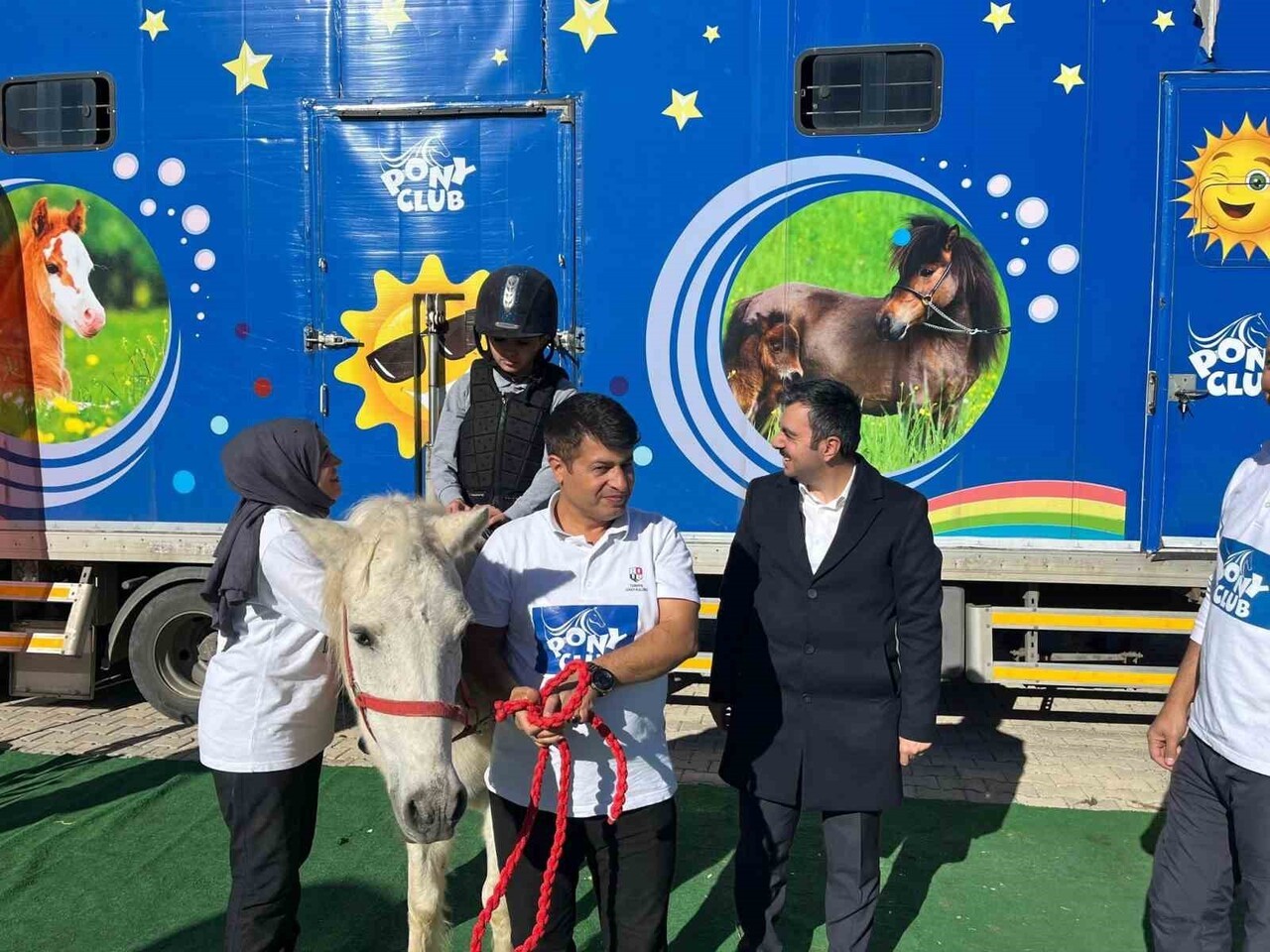 DİCLE ÖĞRETMENEVİ BAHÇESİNE GELEN PONY ATLAR, İLÇEDEKİ BİRÇOK ÇOCUĞUN İLGİ ODAĞI OLDU. PONY CLUB...