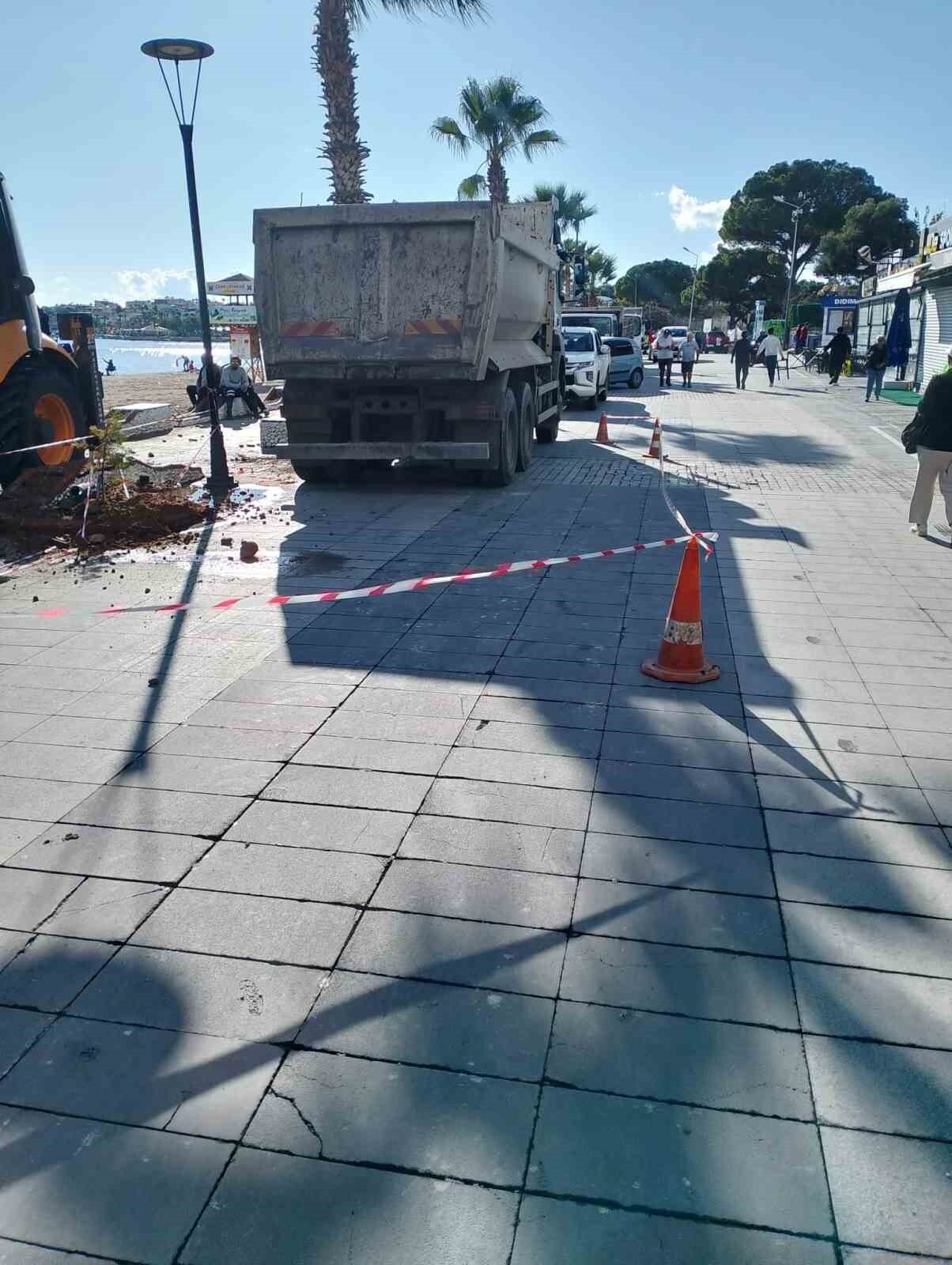 DİDİM'DE ETKİLİ OLAN ŞİDDETLİ YAĞIŞLARIN ARDINDAN ALTINKUM MAHALLESİ YALI CADDESİ’NDE OLUŞAN...