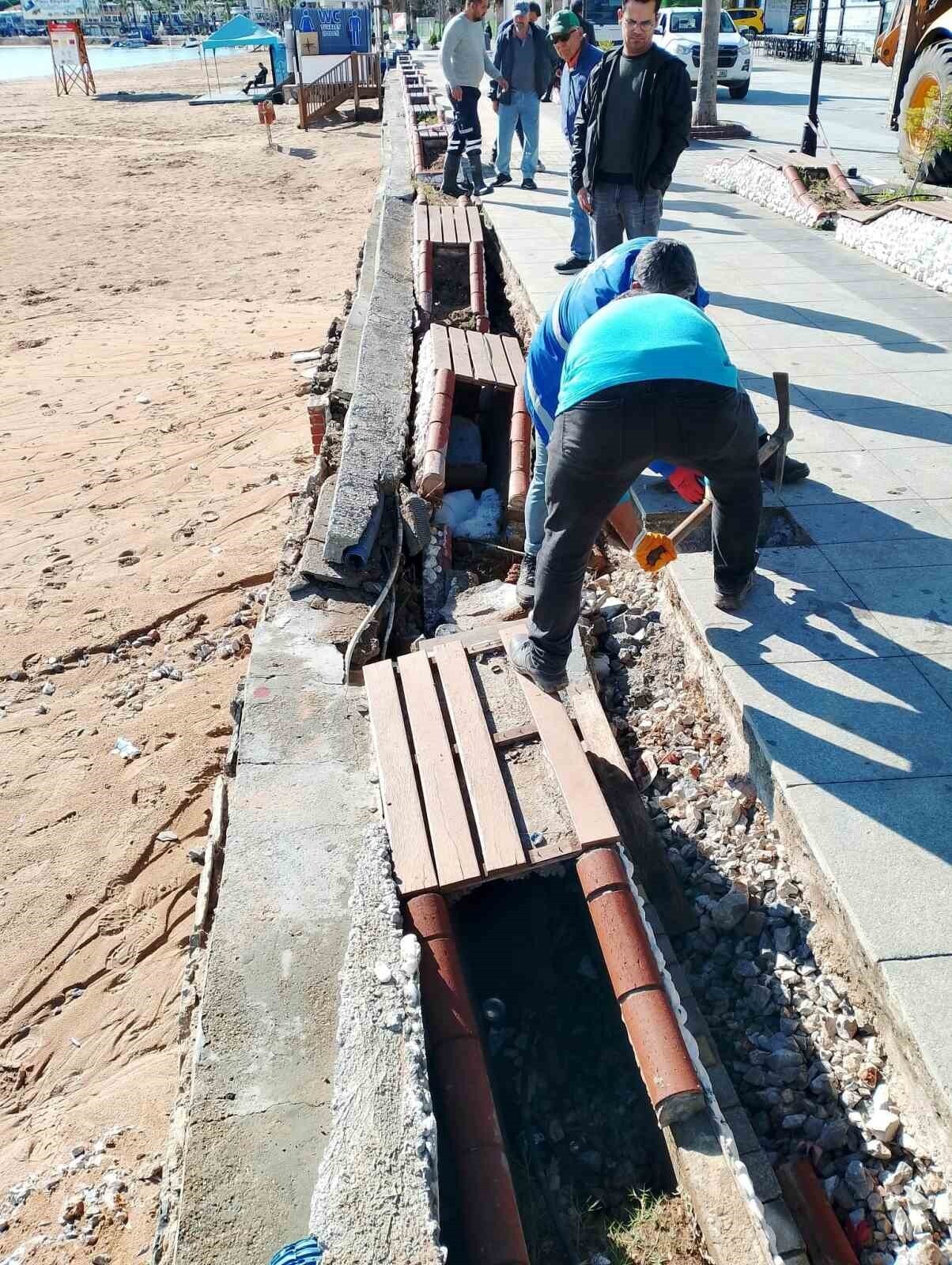 DİDİM'DE ETKİLİ OLAN ŞİDDETLİ YAĞIŞLARIN ARDINDAN ALTINKUM MAHALLESİ YALI CADDESİ’NDE OLUŞAN...
