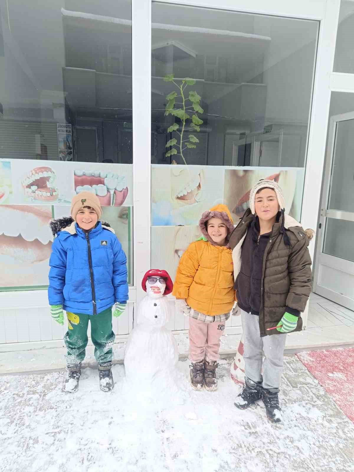 DİYADİN’DE ÇOCUKLAR KARIN TADINI KARDAN ADAM YAPARAK ÇIKARDI