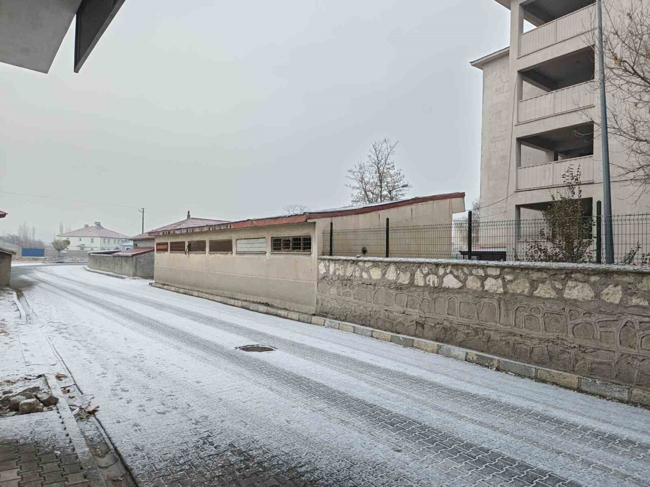 DİYADİN’E MEVSİMİN İLK KARI DÜŞTÜ