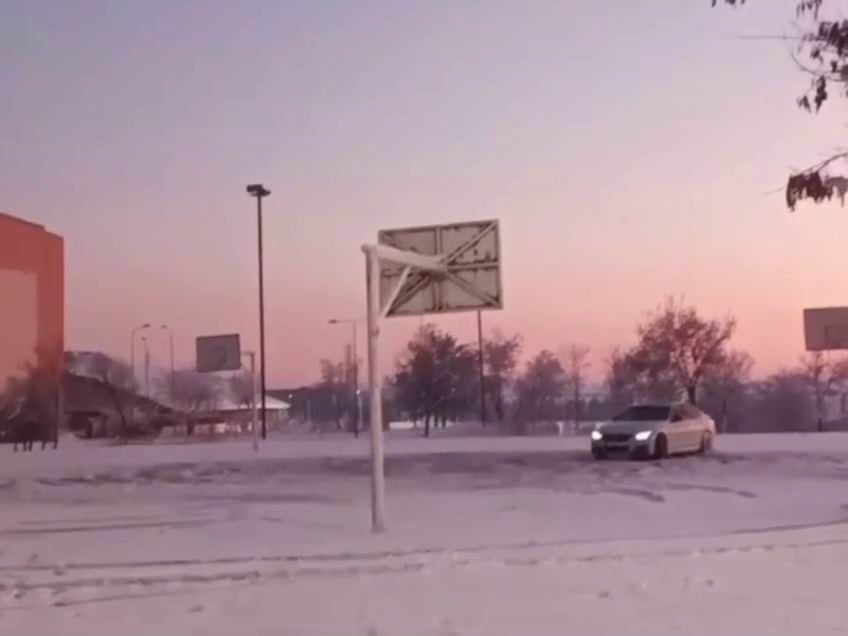 DİYARBAKIR'DA BİR KİŞİ, KAR YAĞIŞI SONRASI OLUŞAN BUZUN ÜSTÜNDE ARACIYLA DRİFT ATTI, O ANLAR CEP...