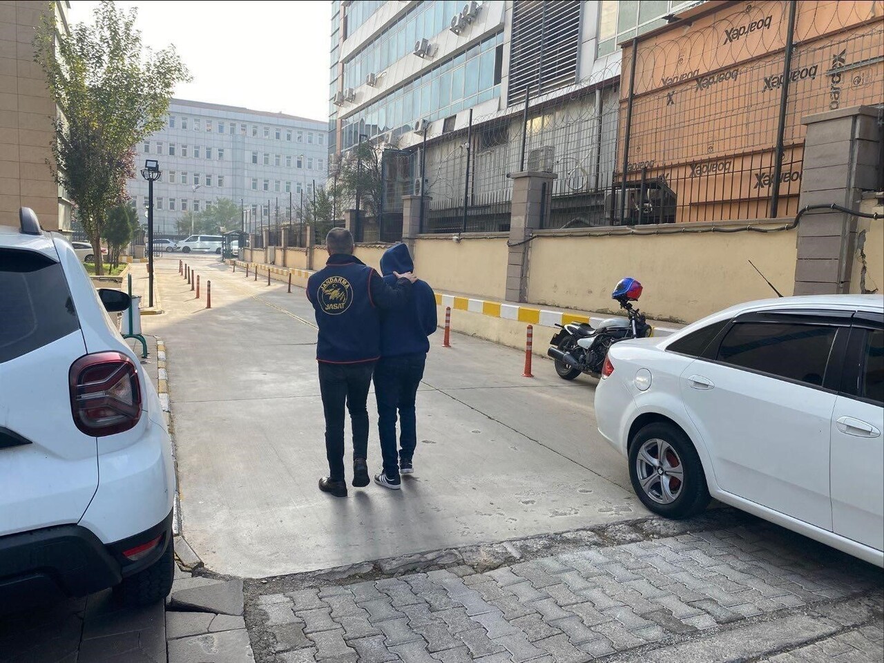 DİYARBAKIR'DA DÜZENLENEN OPERASYONLARDA HAKLARINDA KESİNLEŞMİŞ HAPİS CEZASI BULUNAN 76 KİŞİ...