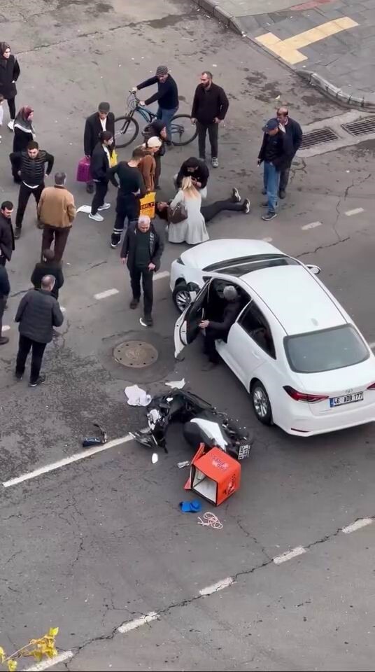 DİYARBAKIR'DA, OTOMOBİLİN ÇARPTIĞI MOTOSİKLETLİ KURYE YOLA SAVRULDU. OLAYDA MOTOSİKLET SÜRÜCÜSÜ...