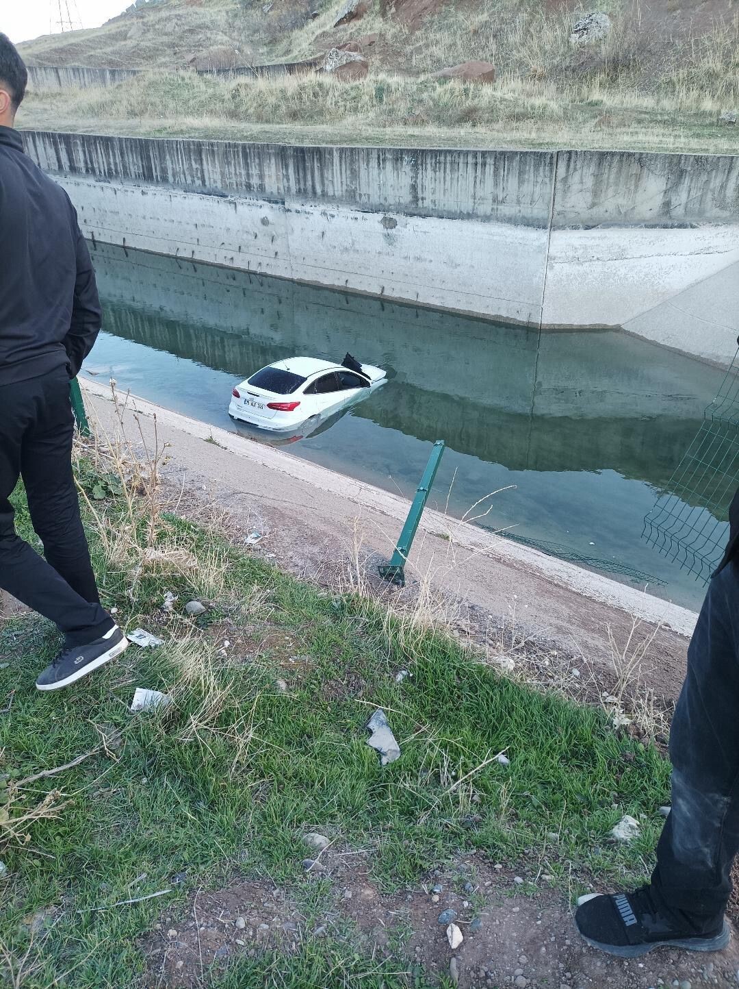 DİYARBAKIR'DA SÜRÜCÜSÜNÜN DİREKSİYON HAKİMİYETİNİ KAYBETTİĞİ OTOMOBİL SU KANALINA UÇTU. KAZADA 1...