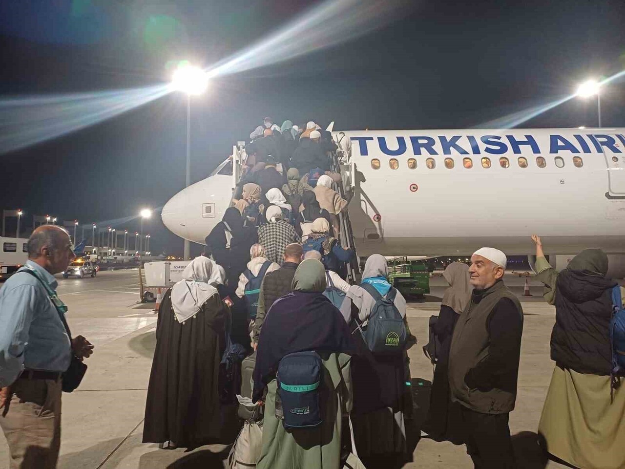 DİYARBAKIR'DAN KUTSAL TOPRAKLARA GİDEN 80 KİŞİLİK KAFİLE YURDA DÖNDÜ.