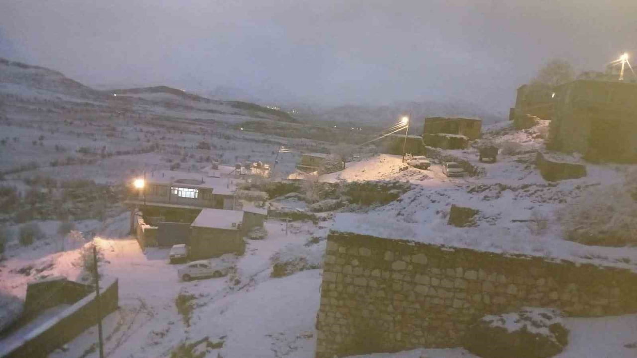 DİYARBAKIR'IN ÇERMİK İLÇESİ KIRSAL MAHALLELERİNE MEVSİMİN İLK KARI YAĞDI.