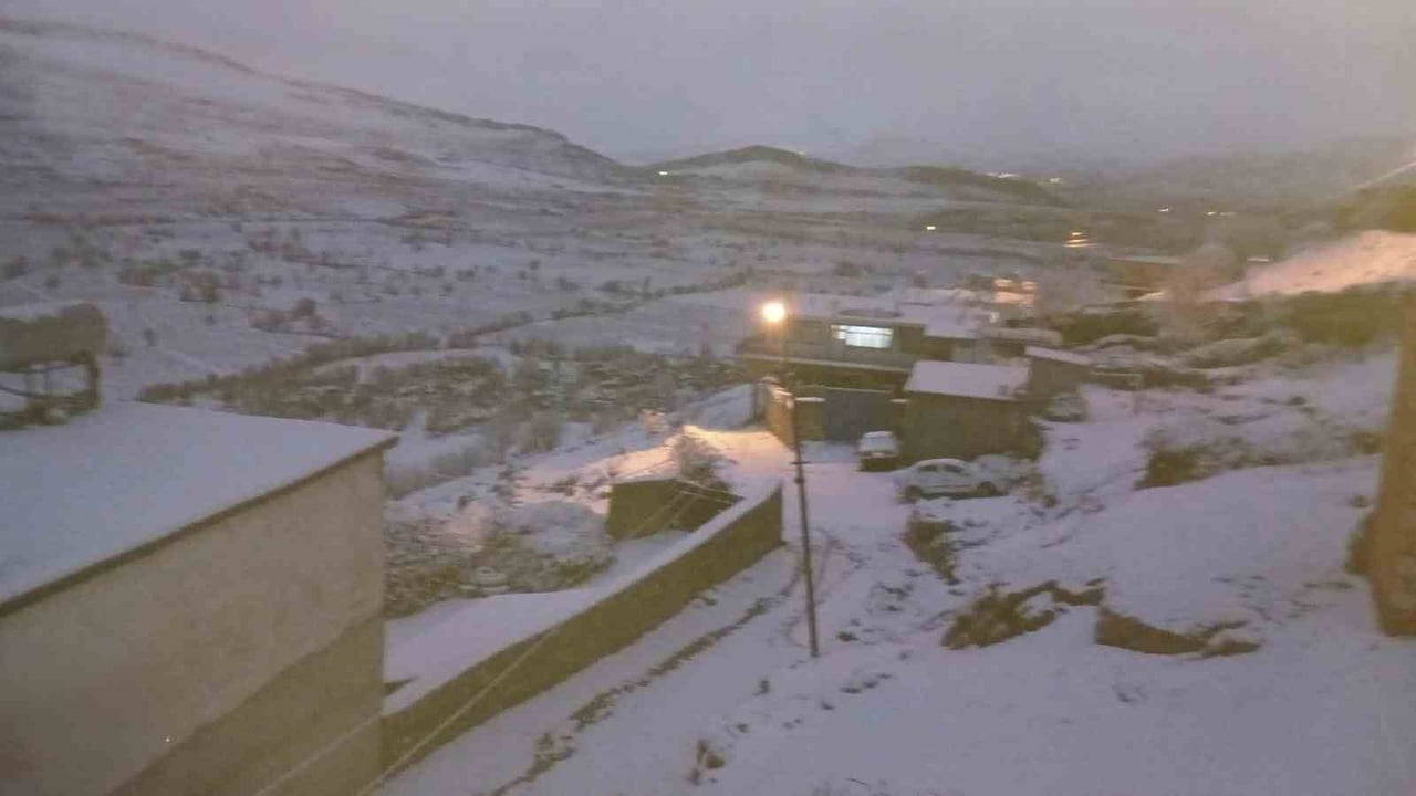 DİYARBAKIR'IN ÇERMİK İLÇESİ KIRSAL MAHALLELERİNE MEVSİMİN İLK KARI YAĞDI.