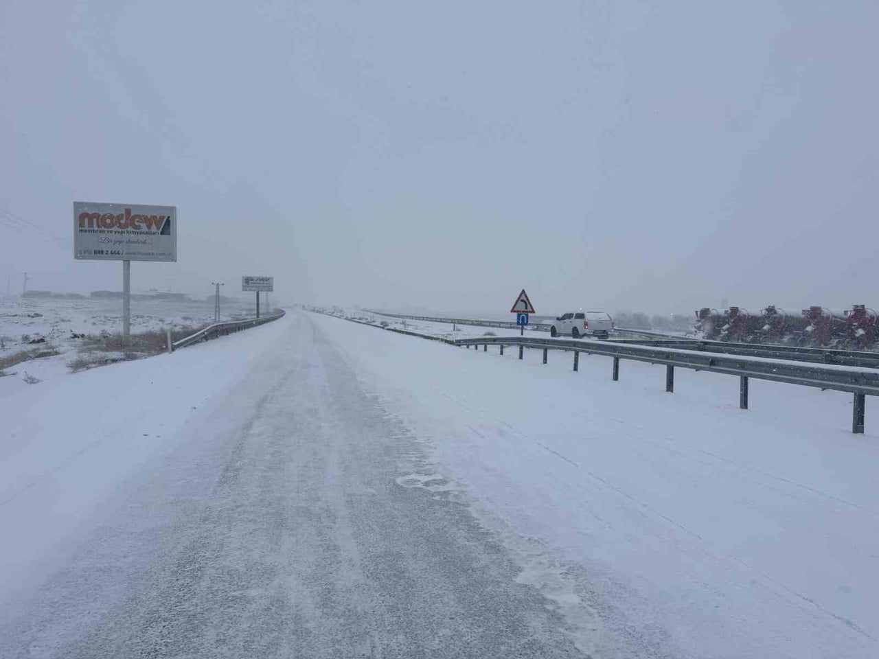 DİYARBAKIR'IN ÇERMİK İLÇESİNDE ŞANLIURFA'NIN SİVEREK İLÇESİNE BAĞLANAN YOLDA KAR YAĞIŞI NEDENİYLE...