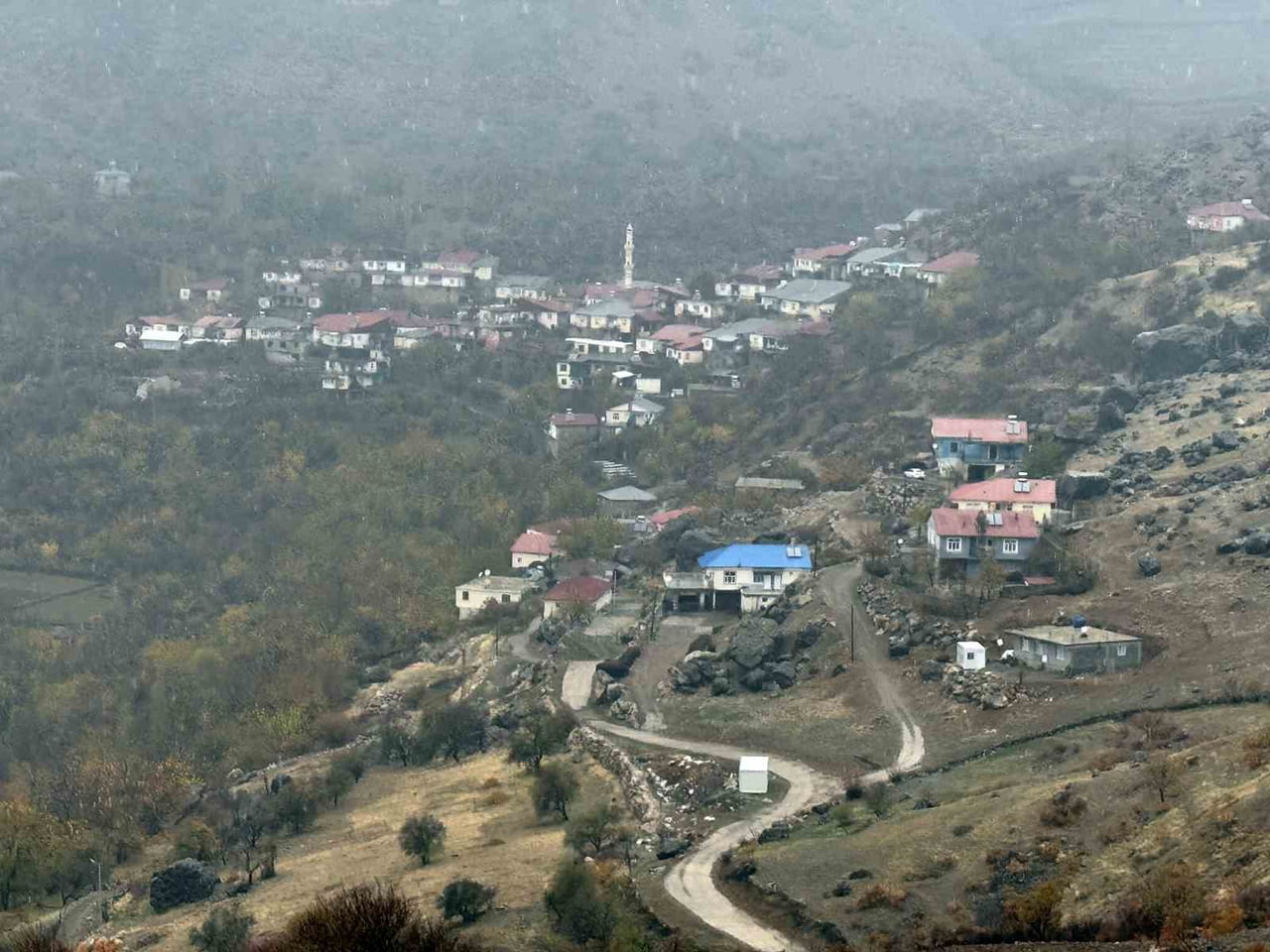 DİYARBAKIR'IN ÇÜNGÜŞ İLÇESİNDE TOPRAK EVLERE KIŞ AYINDA LOĞ ÇEKİLİYOR.