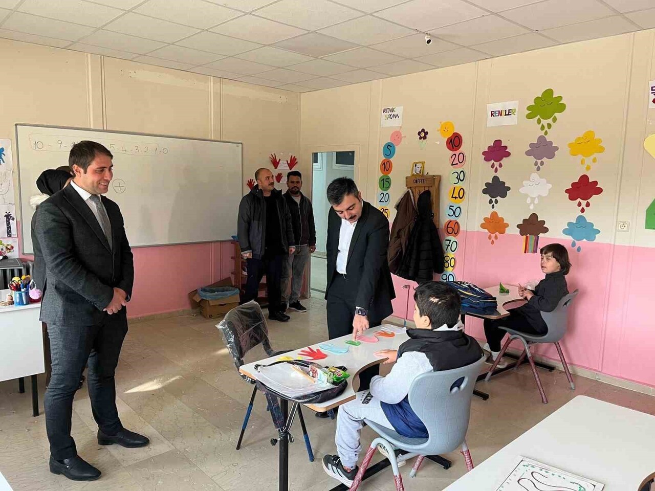 DİYARBAKIR'IN DİCLE İLÇE KAYMAKAMI MUSTAFA ATIŞ, İLÇE MİLLİ EĞİTİM MÜDÜRÜ MUSTAFA SABIR İLE...