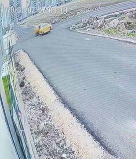 DİYARBAKIR'IN KAYAPINAR İLÇESİNDE TALİ YOLDAN ANA YOLA KONTROLSÜZCE ÇIKAN BİR TİCARİ TAKSİ, ANA...