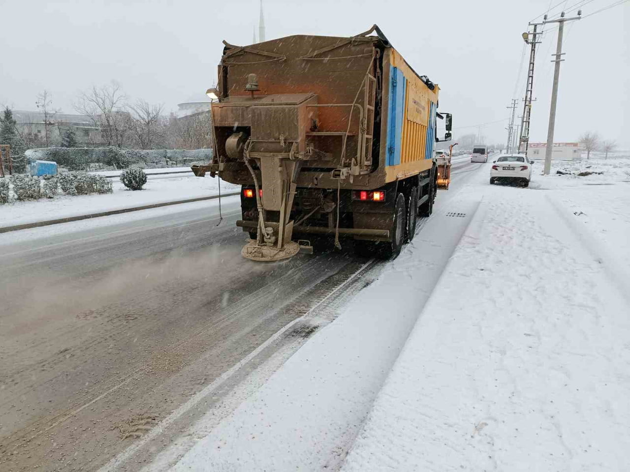 DİYARBAKIR BÜYÜKŞEHİR BELEDİYESİ EKİPLERİ, KAR YAĞIŞININ ETKİLİ OLDUĞU KENT MERKEZİNDE TUZLAMA VE...