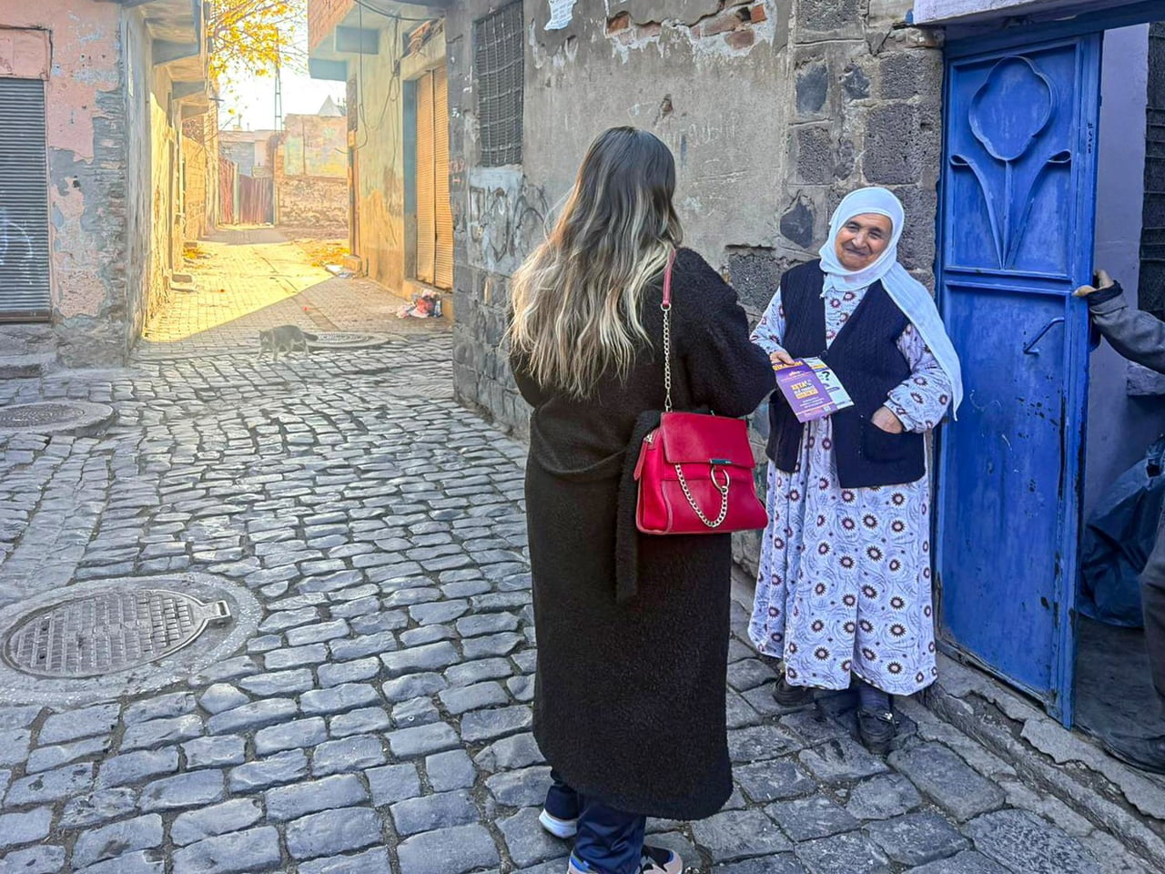 DİYARBAKIR BÜYÜKŞEHİR BELEDİYESİ, LALEBEY MAHALLESİ’NDE 102 HANEYİ ZİYARET EDEREK KADINLARA...
