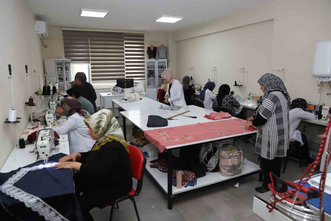 DİYARBAKIR BÜYÜKŞEHİR BELEDİYESİ, SANAT VE MESLEKİ EĞİTİM KURSLARI (DİSMEK) BÜNYESİNDE AÇTIĞI...