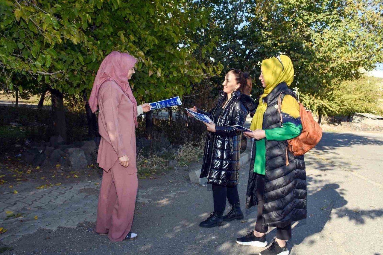 DİYARBAKIR BÜYÜKŞEHİR BELEDİYESİ, YERİNDE ÇÖZÜM BİRİMİ EKİPLERİ MAHALLELERDE VATANDAŞLARIN...