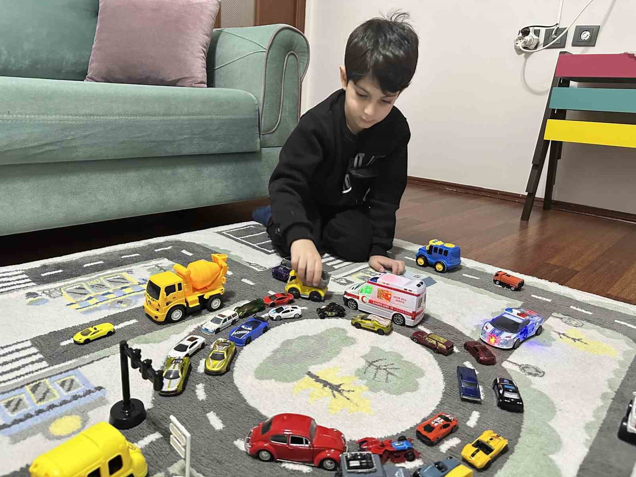 DİYARBAKIR’DA 6 YAŞINDAKİ İBRAHİM EFE IRMAK’IN EVDE OYUNCAK ARABALARIYLA OLUŞTURDUĞU TRAFİK...
