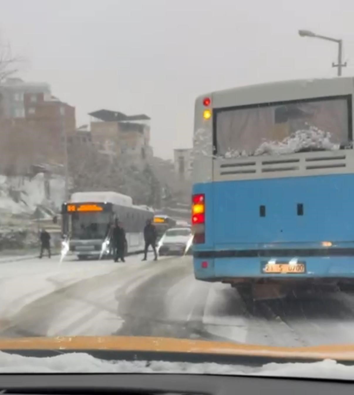 DİYARBAKIR’DA ANİDEN BASTIRAN KAR YAĞIŞIYLA BİRLİKTE ŞEHİR İÇİ HALK OTOBÜSLERİ YOLLARDA...