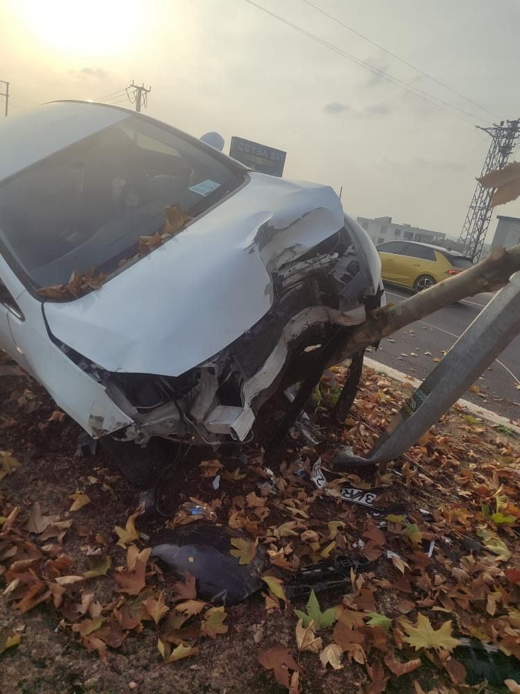 DİYARBAKIR’DA ANİDEN ŞERİT DEĞİŞTİREN ARACA ÇARPMAMAK İÇİN MANEVRA YAPAN BAŞKA BİR ARAÇ, REFÜJDEKİ...