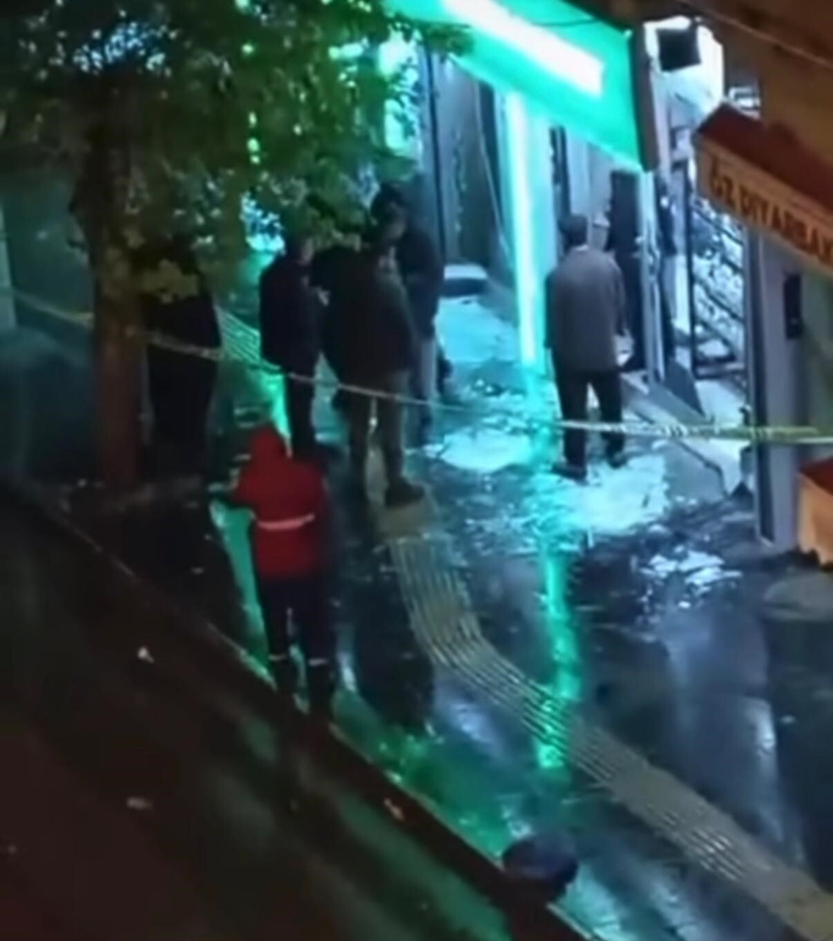 DİYARBAKIR’DA BİR TEKEL BAYİSİNE EL BOMBASI ATILDI. OLAYDA ÖLEN YA DA YARALANAN OLMAZKEN İŞ...