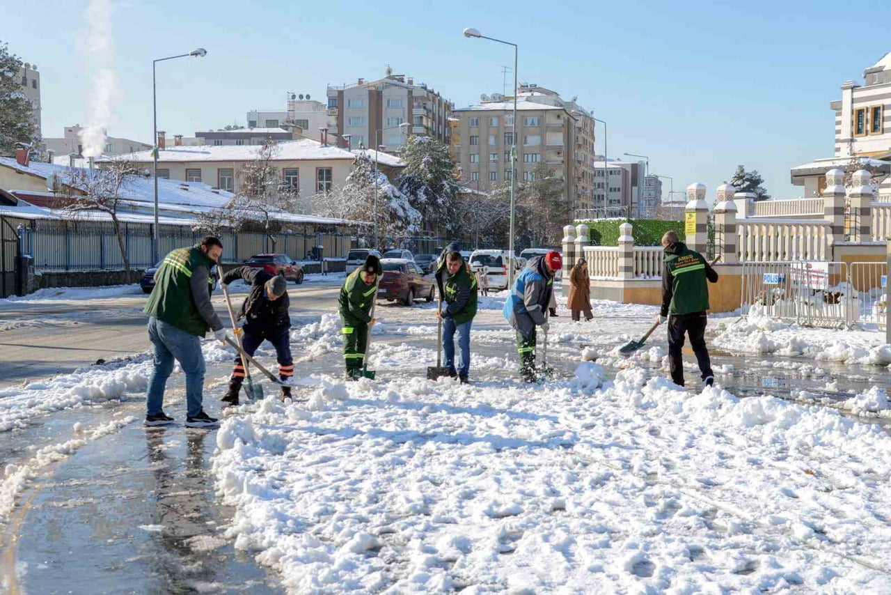 DİYARBAKIR’DA DÜN ETKİLİ OLAN KAR YAĞIŞININ ARDINDAN BÜYÜKŞEHİR BELEDİYESİ, YAYALARIN GÜVENLİĞİNİ...