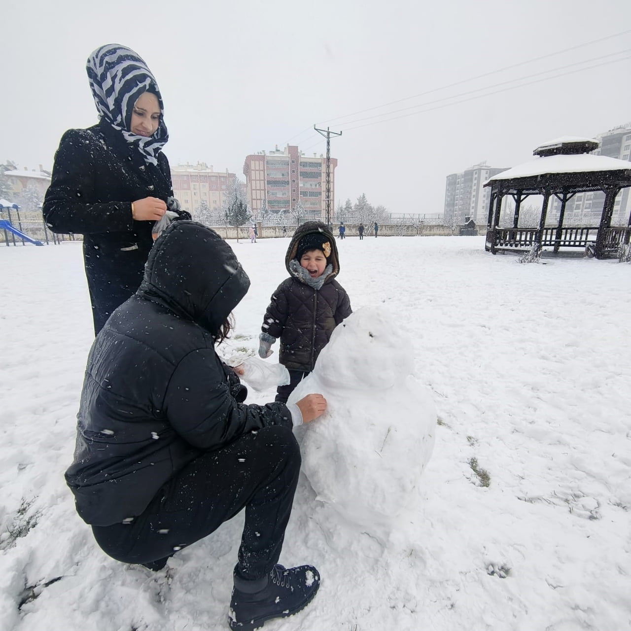 DİYARBAKIR’DA ETKİLİ OLAN KAR YAĞIŞI, EN ÇOK ÇOCUKLARI SEVİNDİRDİ. OKULLARIN TATİL EDİLMESİNİ...