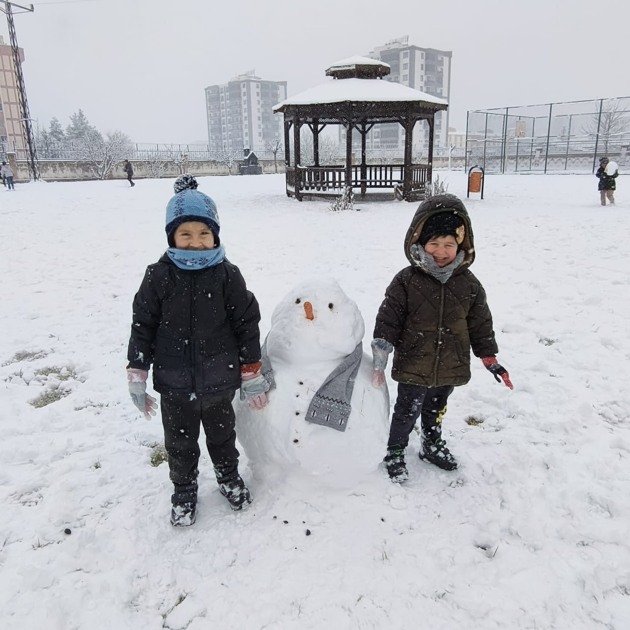 DİYARBAKIR’DA ETKİLİ OLAN KAR YAĞIŞI, EN ÇOK ÇOCUKLARI SEVİNDİRDİ. OKULLARIN TATİL EDİLMESİNİ...