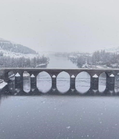 DİYARBAKIR’DA ETKİLİ OLAN KAR YAĞIŞI, KENTİN TARİHİ VE KÜLTÜREL MİRASINI BEYAZA BÜRÜYEREK...