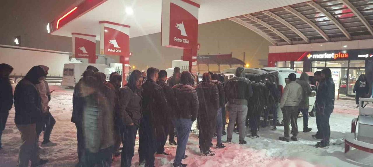 DİYARBAKIR’DA ETKİLİ OLAN KAR YAĞIŞI VE TİPİ NEDENİYLE ŞANLIURFA YOLU ÜZERİNDE MAHSUR KALAN...