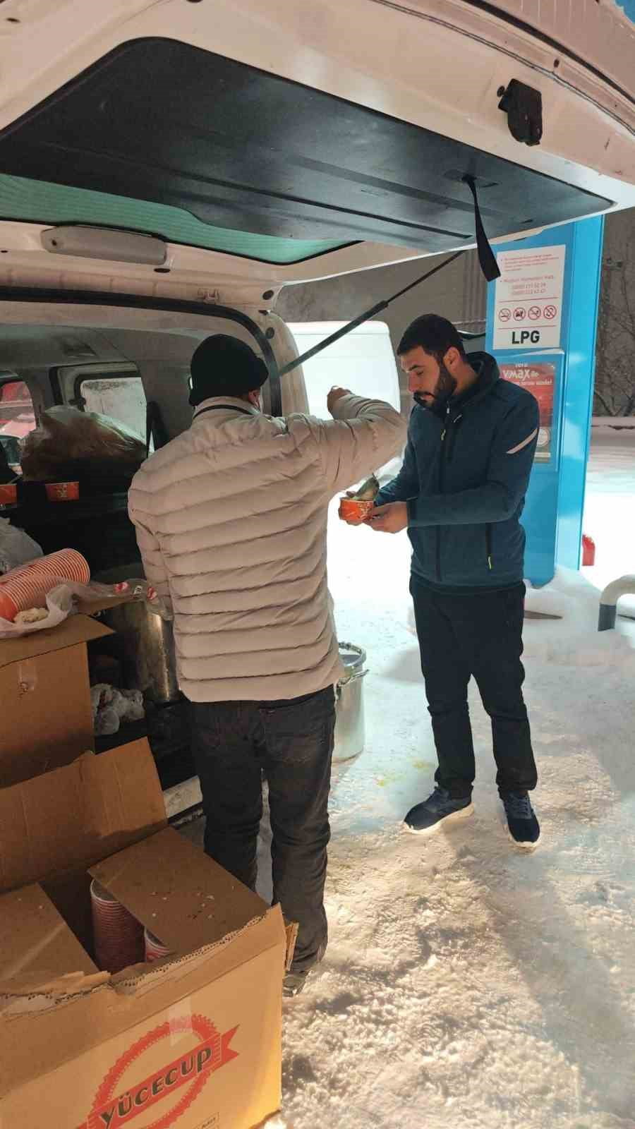 DİYARBAKIR’DA ETKİLİ OLAN KAR YAĞIŞI VE TİPİ NEDENİYLE ŞANLIURFA YOLU ÜZERİNDE MAHSUR KALAN...