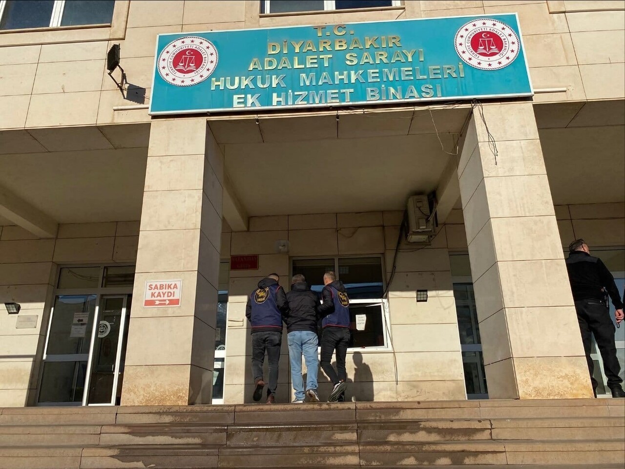 DİYARBAKIR’DA HAKLARINDA FARKLI SUÇLARDAN KESİNLEŞMİŞ HAPİS CEZASI BULUNAN 4 KİŞİ...