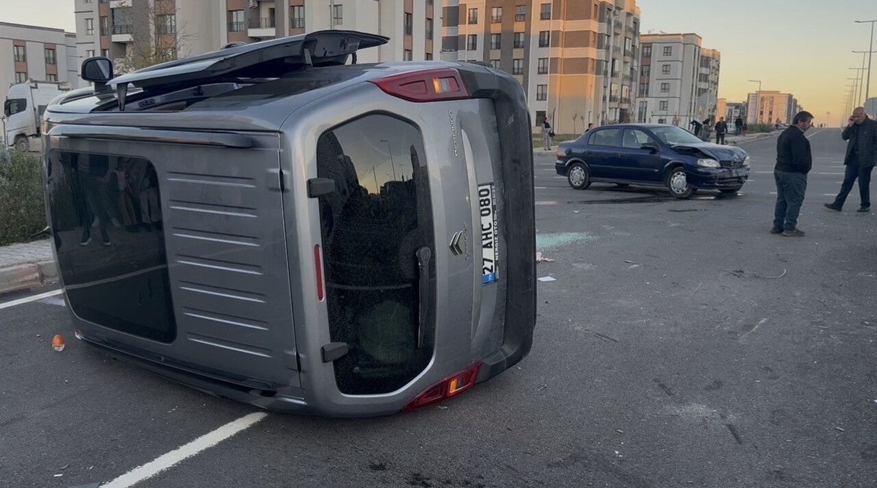 DİYARBAKIR’DA İKİ ARACIN KARIŞTIĞI TRAFİK KAZASINDA 2 KİŞİ HAFİF ŞEKİLDE YARALANDI. KAZADA...