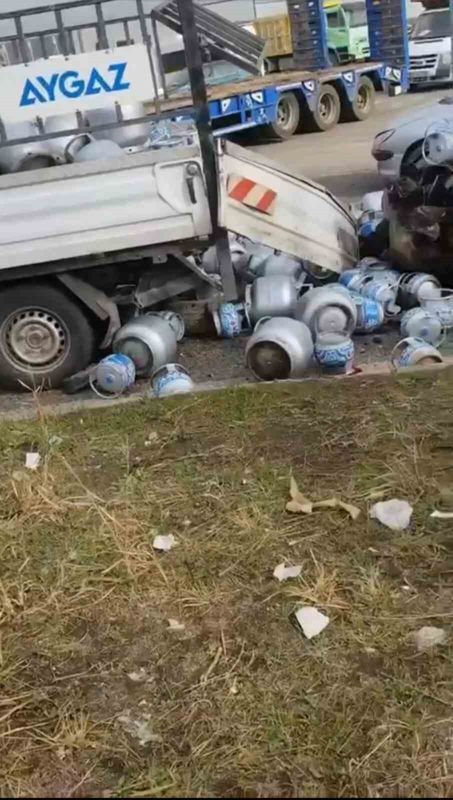 DİYARBAKIR’DA OTOMOBİL, İÇİNDE ONLARCA TÜP BULUNAN KAMYONETE ARKADAN ÇARPTI. KAZADA TÜPLERİN...